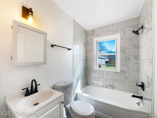 20612 Kingsville Street, Harper Woods, MI 48225