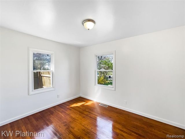 20612 Kingsville Street, Harper Woods, MI 48225