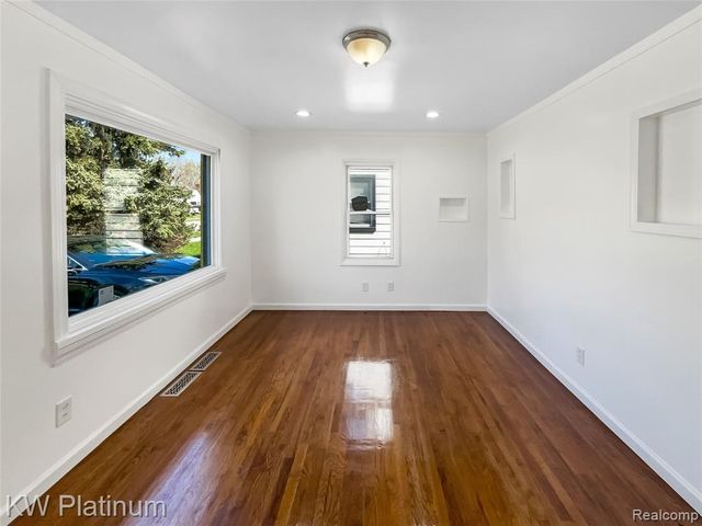 20612 Kingsville Street, Harper Woods, MI 48225