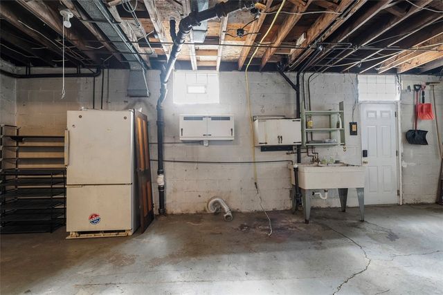 2123 Worton Blvd, West Mifflin, PA 15122