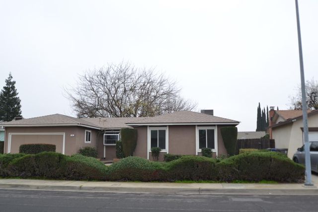 332 W Indianapolis Avenue, Clovis, CA 93612