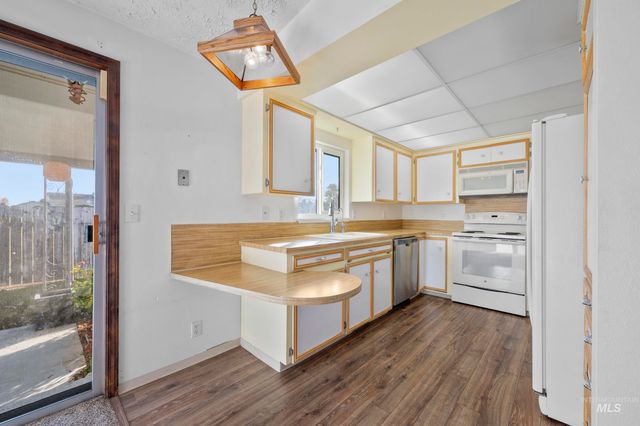 80 S Heather Dr, Nampa, ID 83651