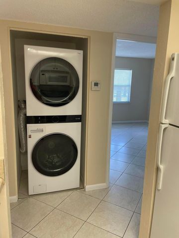 1526 SE Royal Green Cir Apt L107, Port St Lucie, FL 34952