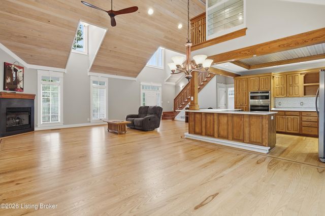 1203 E Moody Ln, Crestwood, KY 40014