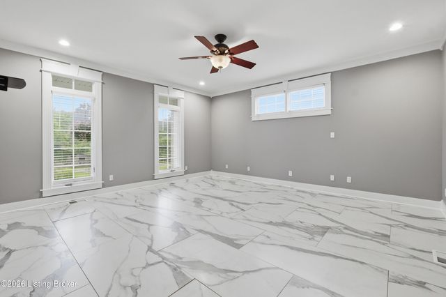 1203 E Moody Ln, Crestwood, KY 40014