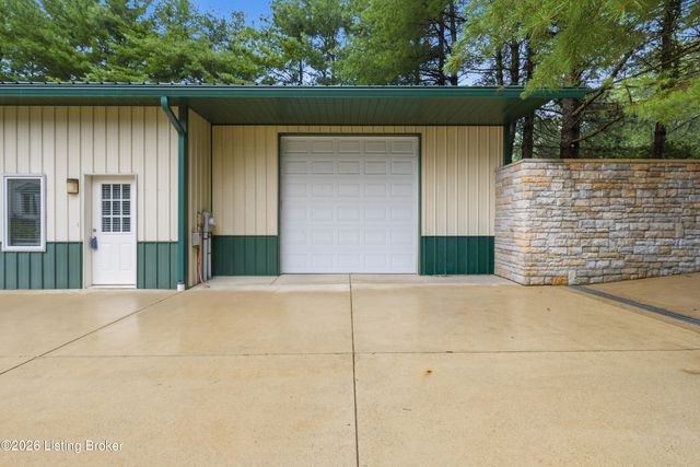 1203 E Moody Ln, Crestwood, KY 40014