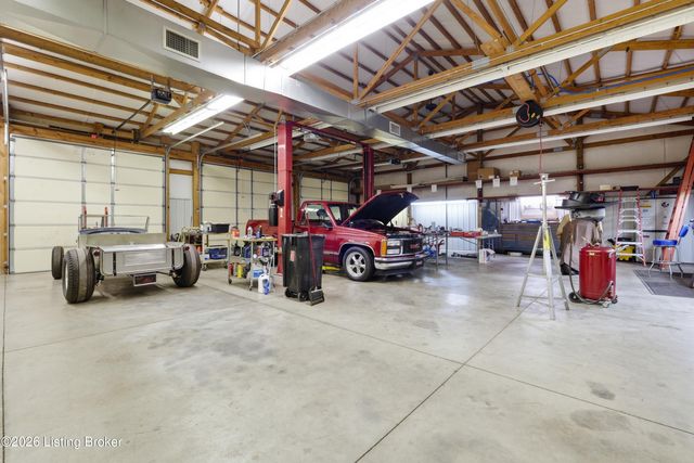 1203 E Moody Ln, Crestwood, KY 40014