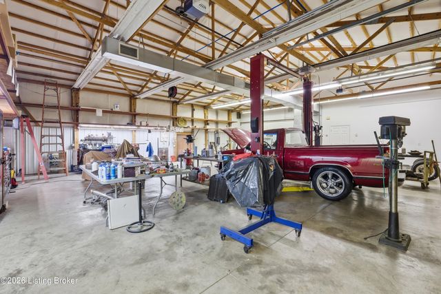 1203 E Moody Ln, Crestwood, KY 40014