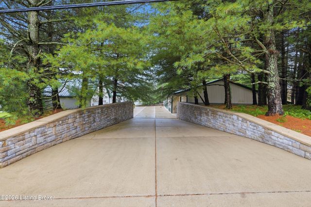 1203 E Moody Ln, Crestwood, KY 40014