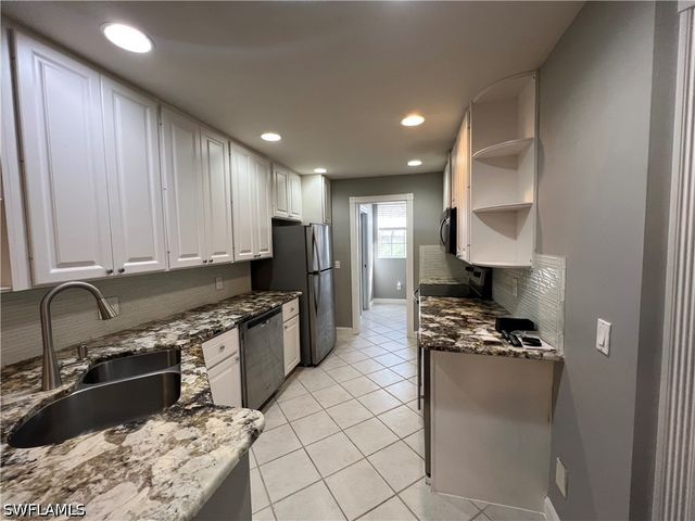 5365 Cove CIR 125, Naples, FL 34119