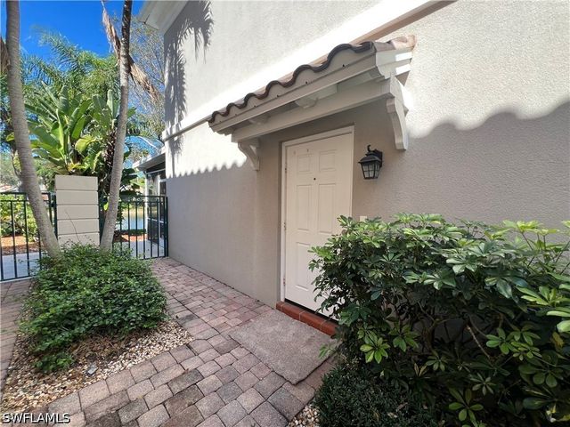5365 Cove CIR 125, Naples, FL 34119