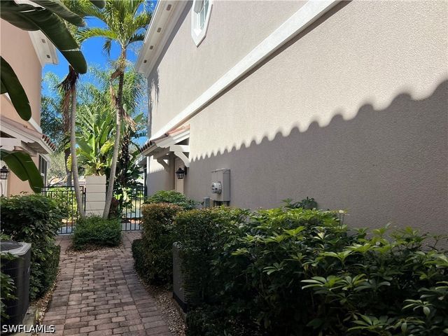 5365 Cove CIR 125, Naples, FL 34119