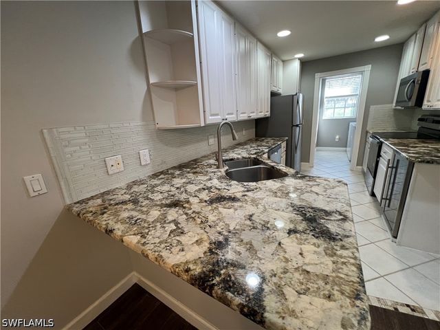 5365 Cove CIR 125, Naples, FL 34119