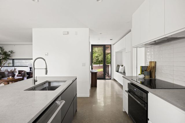 9400 Shady Oaks DR, Austin, TX 78729