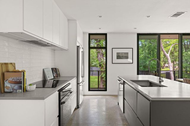 9400 Shady Oaks DR, Austin, TX 78729