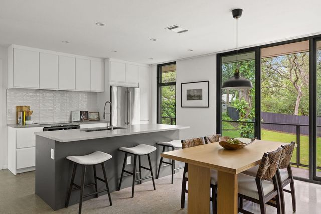 9400 Shady Oaks DR, Austin, TX 78729