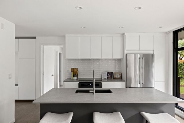 9400 Shady Oaks DR, Austin, TX 78729