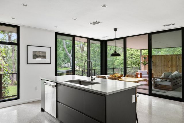 9400 Shady Oaks DR, Austin, TX 78729