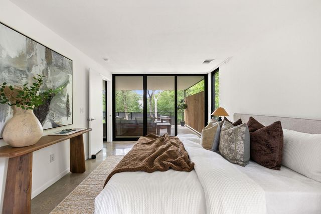 9400 Shady Oaks DR, Austin, TX 78729