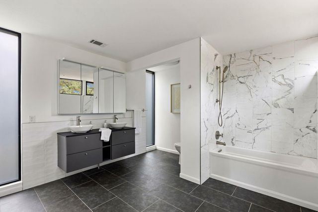 9400 Shady Oaks DR, Austin, TX 78729