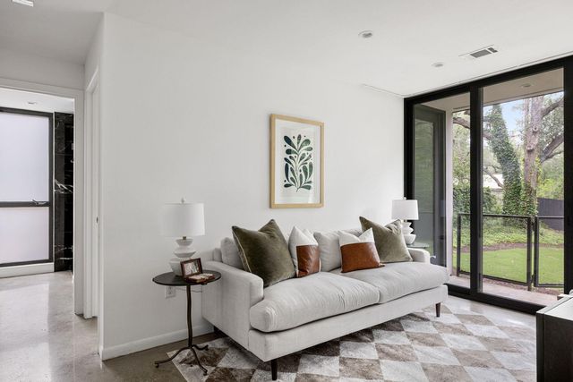 9400 Shady Oaks DR, Austin, TX 78729