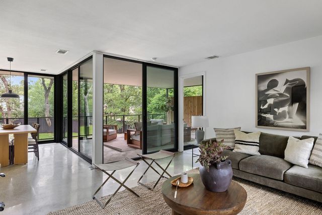 9400 Shady Oaks DR, Austin, TX 78729