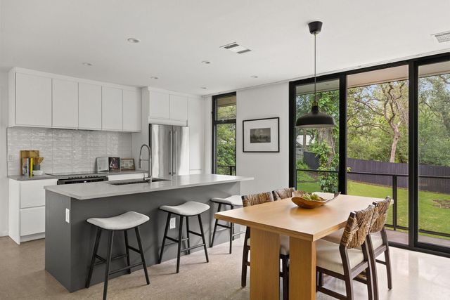 9400 Shady Oaks DR, Austin, TX 78729