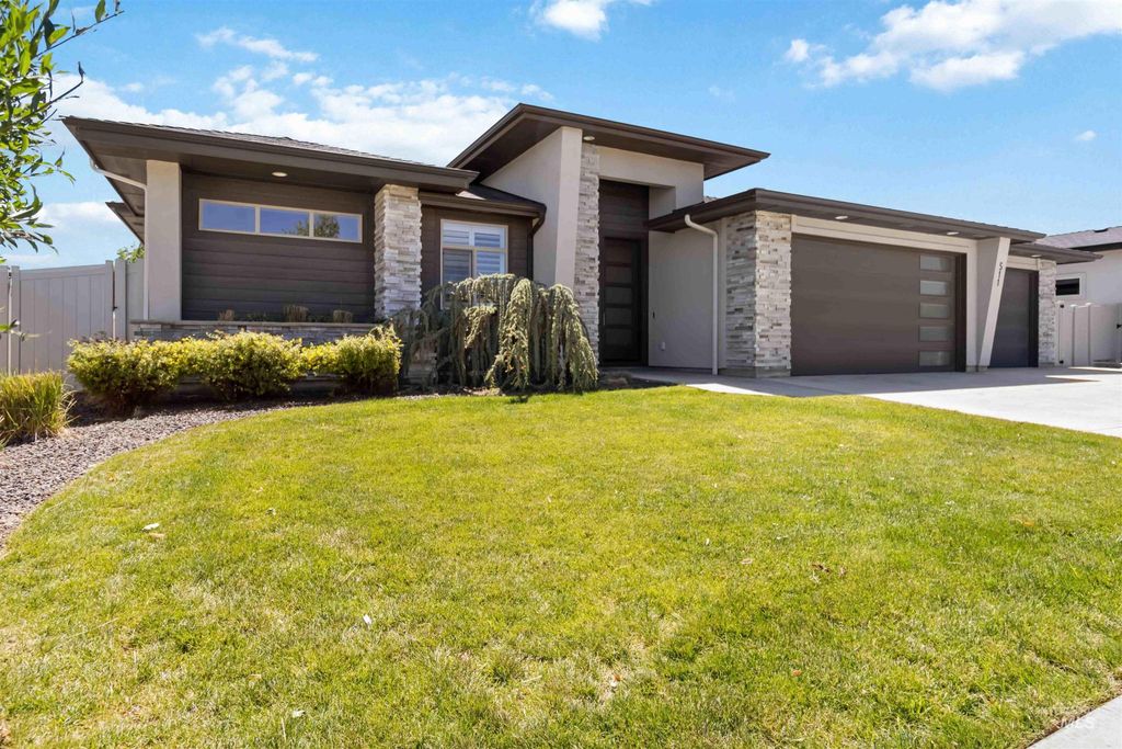511 W Oak Springs Dr, Meridian, ID 83642
