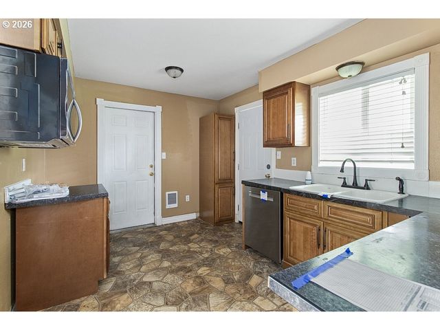 3025 MAPLE St, Longview, WA 98632