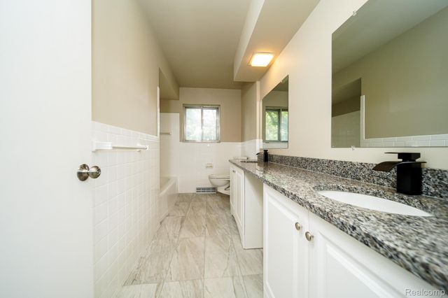 2949 Lacota Road, Waterford Charter Township, MI 48328