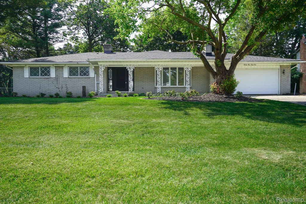 2949 Lacota Road, Waterford Charter Township, MI 48328