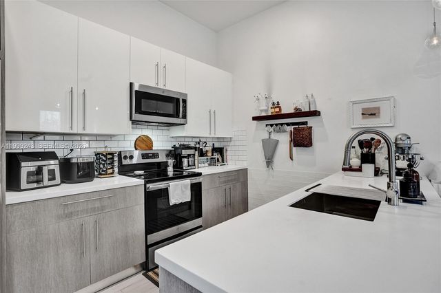4373 NW 9th St, Plantation, FL 33317