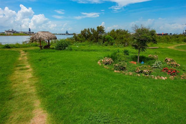 514 Texas Street, Surfside Beach, TX 77541