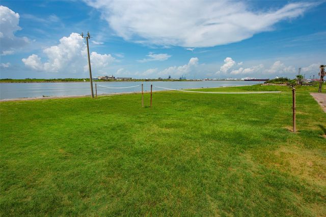 514 Texas Street, Surfside Beach, TX 77541