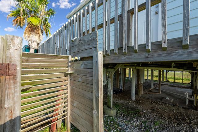 514 Texas Street, Surfside Beach, TX 77541