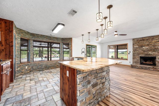 1095 County Road 423, Alvin, TX 77511