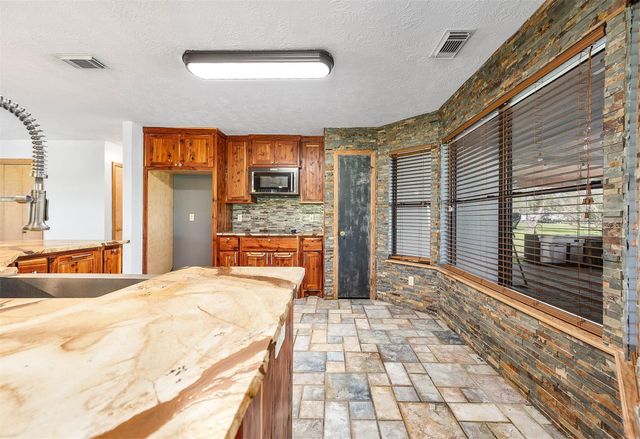 1095 County Road 423, Alvin, TX 77511
