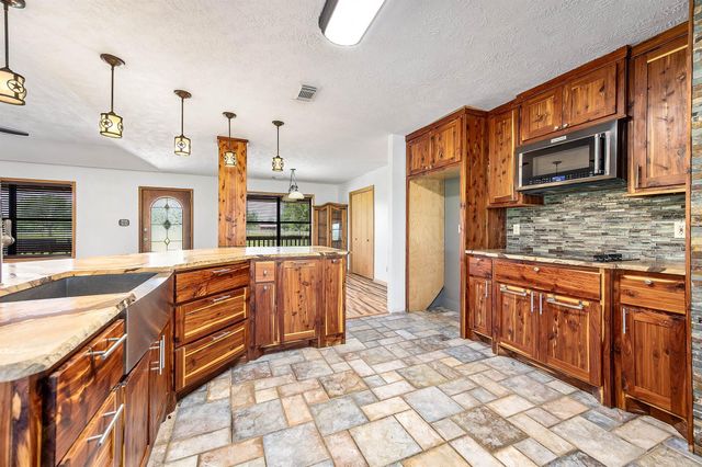 1095 County Road 423, Alvin, TX 77511