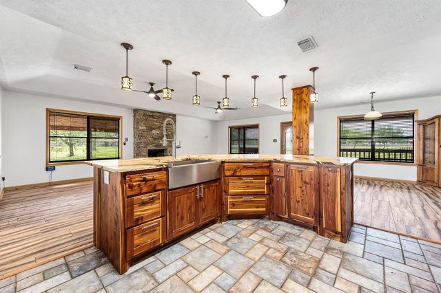1095 County Road 423, Alvin, TX 77511