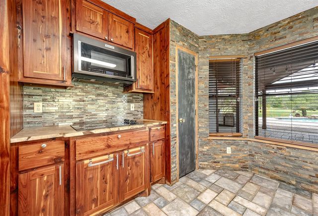 1095 County Road 423, Alvin, TX 77511
