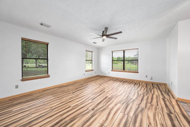 1095 County Road 423, Alvin, TX 77511