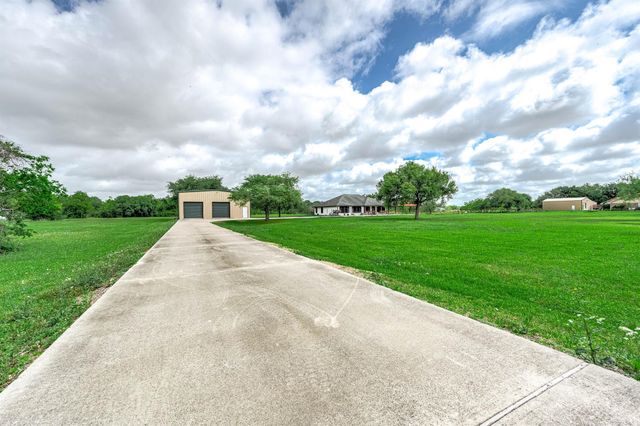 1095 County Road 423, Alvin, TX 77511