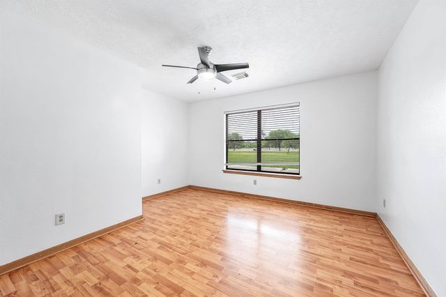 1095 County Road 423, Alvin, TX 77511