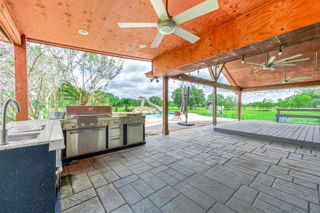 1095 County Road 423, Alvin, TX 77511