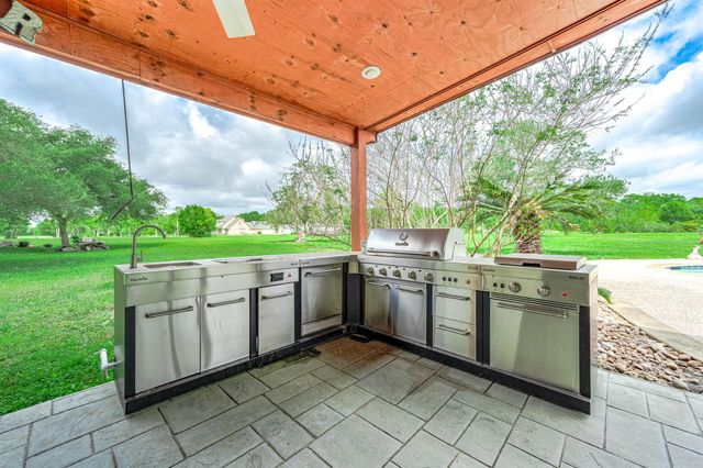 1095 County Road 423, Alvin, TX 77511