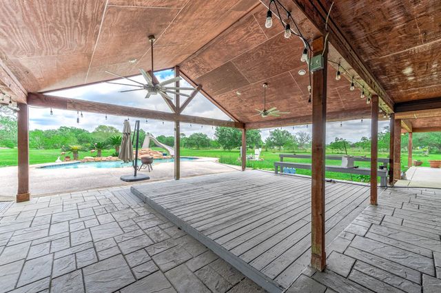 1095 County Road 423, Alvin, TX 77511