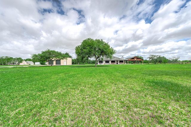 1095 County Road 423, Alvin, TX 77511
