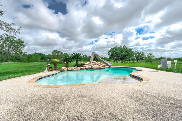 1095 County Road 423, Alvin, TX 77511