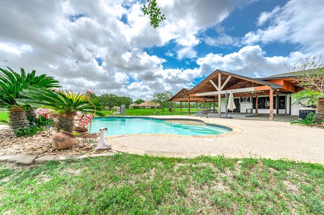 1095 County Road 423, Alvin, TX 77511