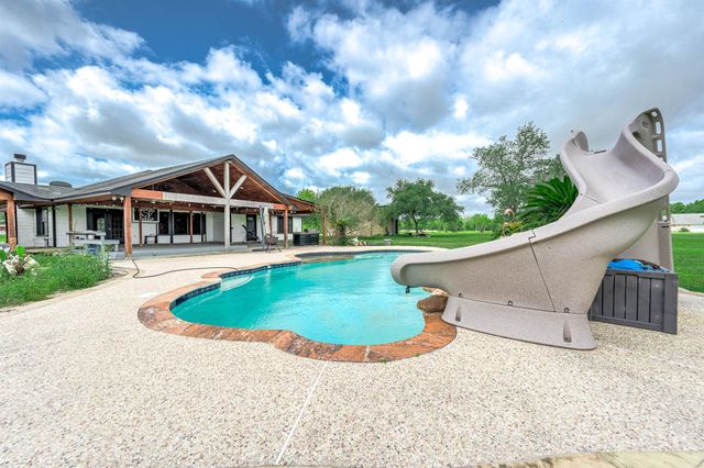 1095 County Road 423, Alvin, TX 77511